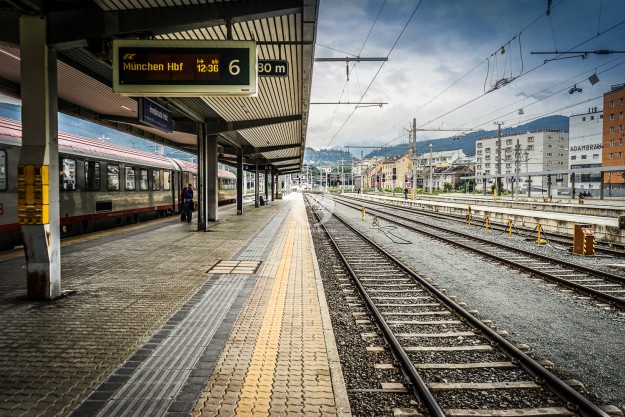 Zughaltestelle by MarkDeu