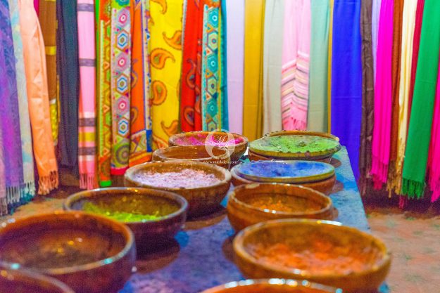 Marrakesch-Sehenswürdigkeiten-Reisebericht-im-Stoff-Souk-by-markdeu